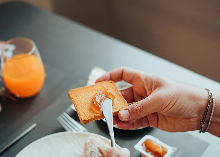 Central Suites Bed & Breakfast 3*